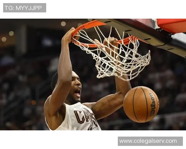 小莫布里半场表现出色7投4中贡献11分4篮板1助攻1盖帽