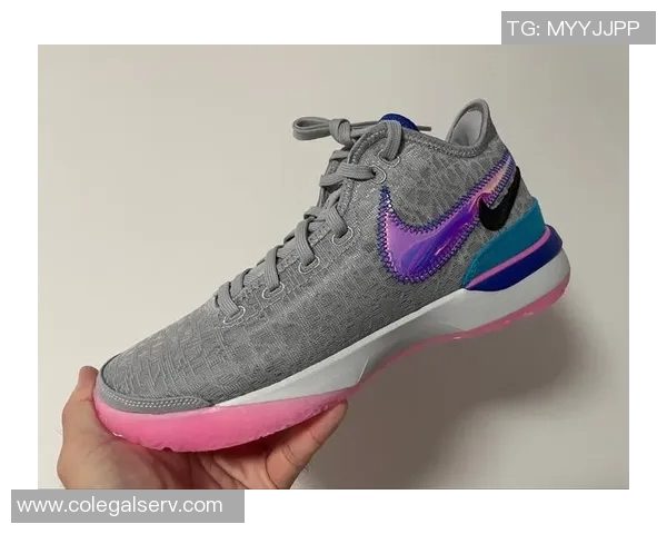 Nike为布朗尼母校塞拉峡谷定制LeBron23篮球鞋展现青春活力与运动精神