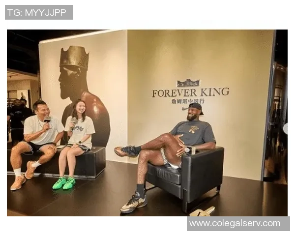 詹姆斯户外活动与三位美女合影俏皮吐舌嫂子知道吗