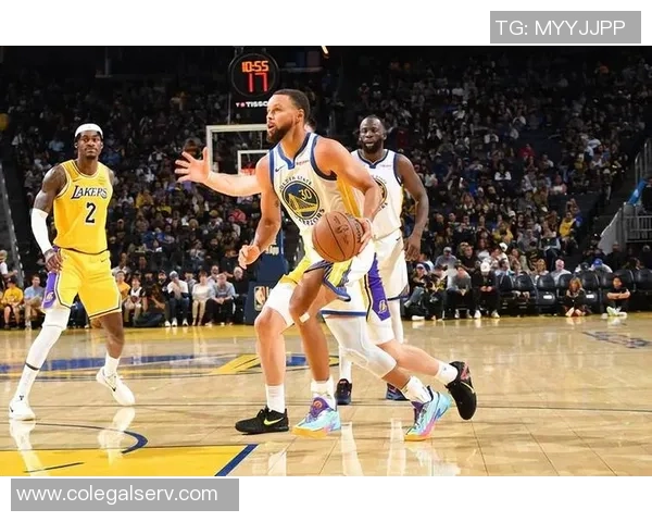 追梦精准传球布朗尼外线助攻库里高弧度三分球如虹命中